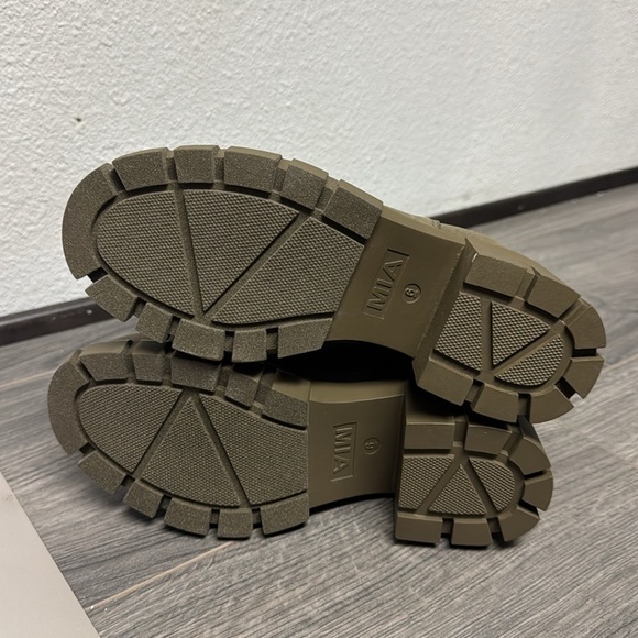 Mia Women's Ivy Chelsea Lug Sole Booties - Picture 6 of 6